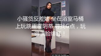 漂亮大学生美少女，被窝里全裸给大家表演，难得一见无毛粉穴，坚挺超嫩奶子，揉搓掰开小逼特写，搞得小脸通红