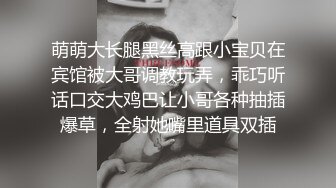 房东卫生间偷装摄像头偷拍合租打工妹蹲在厕兜上尿尿，尿完用水洗逼逼