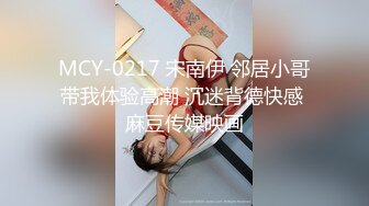 商场女厕全景偷拍牛仔短裙靓妹光顾着玩手机大黑穴随便拍一点警觉都没有