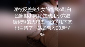 沟厕偷拍学妹粉嫩的鲍鱼被发现了 这个表情太有趣 还是赶紧溜 