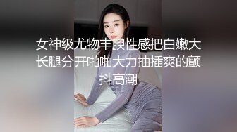 邻家妹妹型乖巧美女，难得露逼诱惑，撩起裙子没穿内裤，掰开粉嫩小穴，翘起美臀太诱人