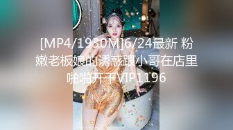 玩手游认识的98年性感纹身美女,发了个大红包顺利约到酒店,趴在床上玩手游时被扒掉裤子抽插,干的淫叫不断!