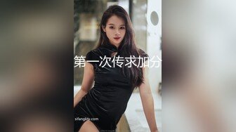 母狗约会韩范长腿柜哥，脱掉裤子就开始口，后面站着操嘴巴，脱了衣服还有纹身，后面把姑娘压在枕头下猛操嘴巴