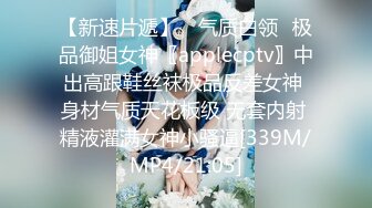 《咸猪手系列》国产街头伸手摸美女丝腿❤️摸完就跑或假装钥匙掉到美女两腿间--光明正大的摸几下 (3)