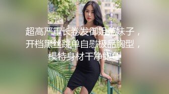 人妖系列之时尚牛仔装比女人还女人的瓜子脸妖妖对着镜头玩自己的屁眼勾引你去操