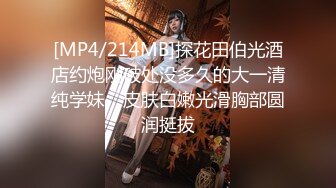 大辫子花姑娘镜头前露脸被大哥玩逼，颜值不错逼逼也很大直接让大哥用手淘玩拳交，雪花啤酒塞入骚穴抽插呻吟