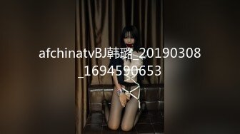 美妞真会玩吃着鸡巴还会边拿鸡巴抽打自己的嘴巴