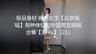 风韵小少妇来试穿婚纱，两只小白兔贴了乳贴，鼓鼓的，颜值还不错~