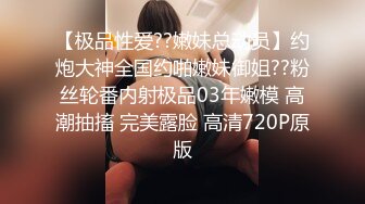 化妆品性感的小蘑菇头美女 拉个尿表情都这么丰富痛苦  是怎么了吗？