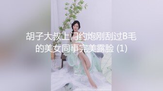 美女3P 身材娇小 小贫乳 被两哥们轮流交换着操 最后拔枪狂射