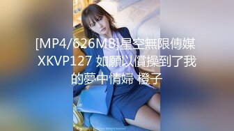 爆乳眼镜小美女 按着脑袋一顿插嘴 无毛小穴啪啪爆操 尿完尿继续猛干