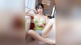 卖盆栽的老板娘 一弯腰胸前两颗奶头就探出头来 让顾客舍不得走