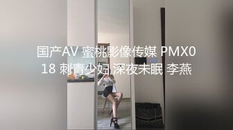 熟女人妻 在家光着屁屁吃大洋吊 展示她一流的口活 边吃边摸逼 最后口爆吃精