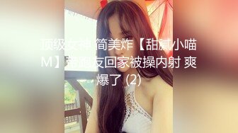 颜值不错的风骚小少妇奶子上都被人种上草莓了还在镜头前勾搭狼友，露脸出境揉奶玩逼高跟诱惑，淫声荡语不断