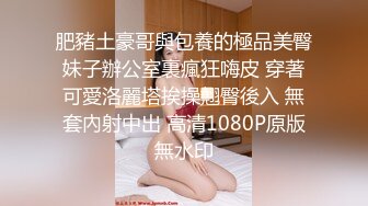 小吃店女厕全景偷拍喝多了的少妇撅着屁股尿刚好看到她的大肥鲍