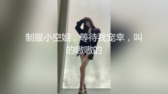 Ria 久留美甜蜜地坐着等待，因为一些男人将他们的鸡巴释放到她的脸上。