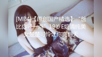 【某某门事件】第100弹福建福州大学大三学妹❤️王梓茜❤️被金主调教成母狗，扎双马尾跪在地上着舔脚，人美逼也美！