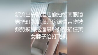 无敌美少妇全程露脸勾搭狼友，性感风骚完美展示好身材，揉奶玩逼伸着舌头要舔狼友鸡巴，被大哥按着头草嘴