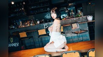 【新速片遞】爆乳人妻、挑战火热的4P，老公在旁边拍摄，撅起大屁股吃鸡，前仆后继 上下填满！[154/MP4/09:50]