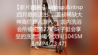 牛B大神路边小店抄底大长腿少妇竟然没穿内裤镜头都差点贴到她的B上去了