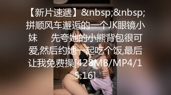 黑丝伪娘 戴着锁不穿内裤穿着超短裙到便利店买东西 锁和屁股被店员看的一清二楚 回酒店开着房门撸一发真的太羞耻太刺激了