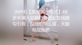 经典黑白配激情5P，两个大老黑玩弄极品大长腿女模，小哥想后入个太矮骑黑哥脖子上超带劲，黑人大鸡巴好粗暴[MP4/526MB]