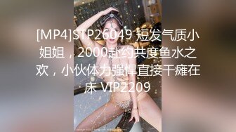 【P2】都知道欧美人很开放，没想到如此开放！罕见在人潮涌动公开场合【成人展舞台】真刀真枪干起来，原始人性展露无遗 (2)