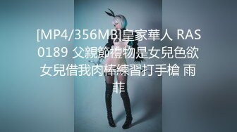 《极品CP魔手外购》色胆包天坑神潜入某公司女厕独占坑位隔板缝中现场实拍超多美女小姐姐方便，脸逼同步前后拍太顶了