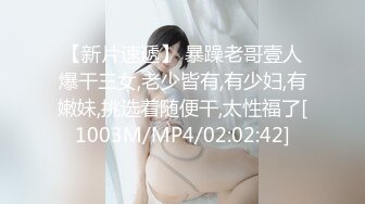 纯天然巨乳网红女神！一对豪乳又大又粉嫩！脱光光揉搓乳头，性感美臀摇摆，穿上吊带网袜