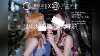 [MP4/ 1.57G] 颜值不错的风骚女模特，大辫子漏出骚奶子诱惑狼友跟两位大哥激情3P