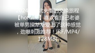 极品尤物！性感唇钉小姐姐！黑白网袜美腿，拨开白色内裤无毛美穴，手指猛扣流白浆，水晶假屌骑坐