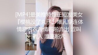 身材不错的妹子就这么裸着身跑到大马路上发疯