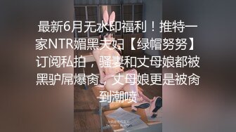 黑丝露脸小乔精彩啪啪跟大哥不间断爆草抽插，舔弄大鸡巴吃奶舔逼浪荡呻吟表情好骚，配合大哥各种抽插蹂躏[