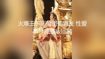 奶茶店女厕白短衫牛仔裤清秀小妹,两片红嫩的微毛鸡冠唇真想蹭蹭