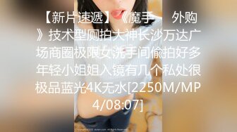 潜入公司内部厕所偷拍漂亮的美女前台