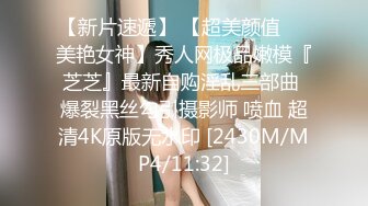 36E童颜巨乳美妞，染了一头红发，不知道吃了什么，两个车灯这么大，全裸诱惑无毛美穴，超级视角手指扣入，搞得很湿