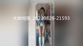 全景偷拍牛仔裤妹子 看着摄像头完全不知道在拍她