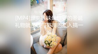 合租房冒死爬气窗偷拍几个美女租客洗澡嘘嘘