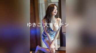 在客廳一邊看宮廷劇一邊和美乳女友無套打砲真新奇