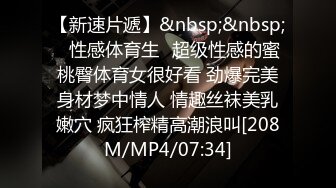 周末刚上初三的表妹来家里玩 门缝偷窥她洗澡澡 小妮子竟然拿我的刮胡刀刮腋毛和腿毛