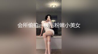 美女无聊对着镜头掰开粉嫩粉嫩的穴玩得不亦乐乎，想象一下镜头是你的脸是多么美好的一件事