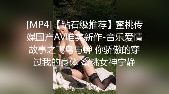 幸福的姐妹花全程露脸发骚，淫声荡语互相吃奶子玩弄骚穴，扩阴器插入，让大姐用脚踹着假鸡巴抽插