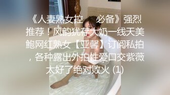 很漂亮的妹子尿尿的时候 为什么老摸自己的奶呢