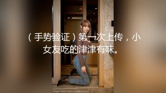 性感美女漏着奶子蹦野迪，火辣激情自慰骚穴浪叫呻吟