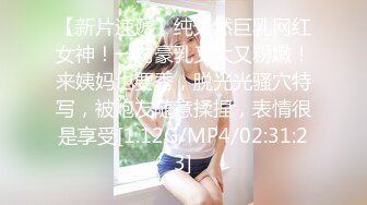 [MP4/ 928M] 唇红齿白牙套小姐姐看似乖巧却很骚3P淫乱，竖起大屌摩擦洞，蜜桃美臀打桩猛顶