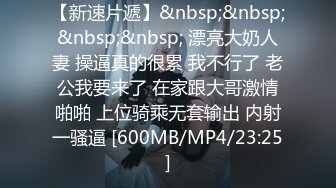 高中萌妹忍不住瘙痒，躲进校内厠所自摸，有人见过这样神奇的阴穴吗  长在外面的！