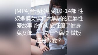 大胆牛人尾随偷拍回家的性感连衣短裙高跟长腿美艳少妇在她儿子面前将手机直接塞裙底开电筒拍非常刺激