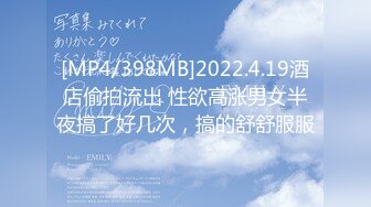 [新鲜热瓜上榜]武汉东湖学院 小坦克和男友晚间约会 当众互相口交！果然情侣一旦发起情来 无视旁人