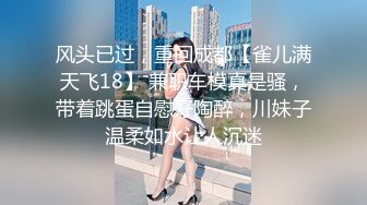 低头看手机某服装专卖店营业员下面可爱的馒头穴