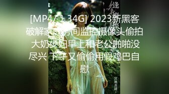 闺蜜双飞，闺蜜怕吵醒女友，其实女友在自慰